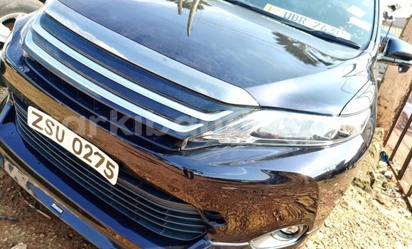 Nunua Ilio tumika Toyota Harrier Nyeusi Gari ndani ya Kampala nchini Uganda