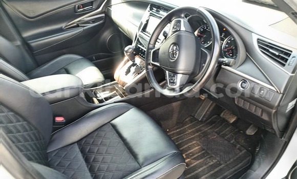 Nunua Ilio tumika Toyota Harrier Nyeupe Gari ndani ya Bombo nchini Kati Nunua Ilio tumika Toyota Harrier Nyeupe Gari ndani ya Bombo nchini Kati