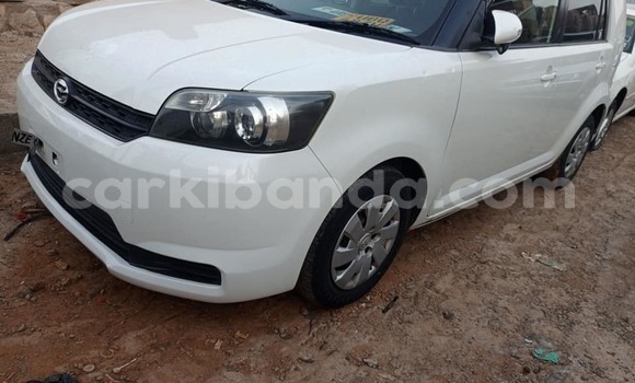 Nunua Ilio tumika Toyota Corolla Rumion Nyeupe Gari ndani ya Arua nchini Uganda
