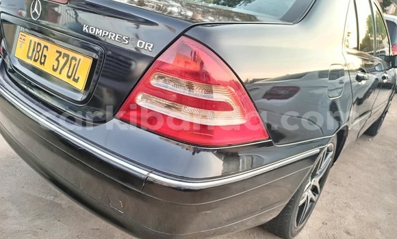 Nunua Ilio tumika Mercedes鈥払enz C鈥揅lass Nyeusi Gari ndani ya Bombo nchini Kati Nunua Ilio tumika Mercedes鈥払enz C鈥揅lass Nyeusi Gari ndani ya Bombo nchini Kati