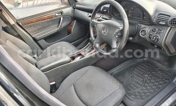 Nunua Ilio tumika Mercedes鈥払enz C鈥揅lass Nyeusi Gari ndani ya Bombo nchini Kati Nunua Ilio tumika Mercedes鈥払enz C鈥揅lass Nyeusi Gari ndani ya Bombo nchini Kati