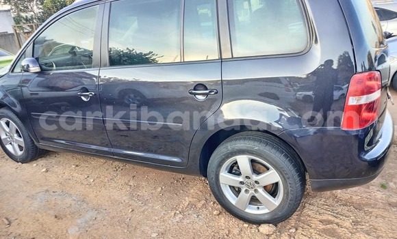 Gura Yakoze Volkswagen Touran Black Imodoka i Kampala mu Uganda