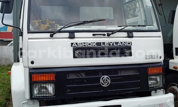 Gura Yakoze Isuzu 117 White Imodoka i Bugembe mu Eastern