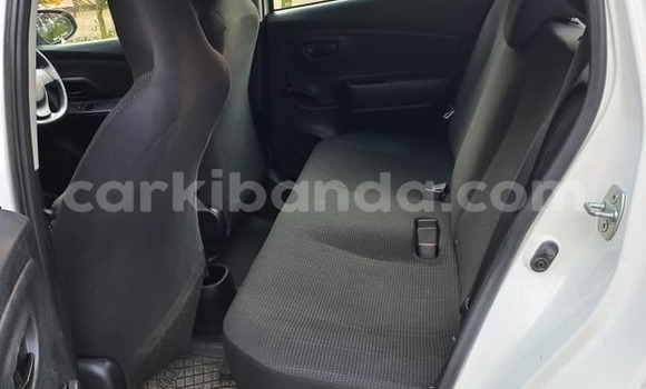 Acheter Occasion Voiture Toyota Vitz Blanc à Arua, Ouganda Acheter Occasion Voiture Toyota Vitz Blanc à Arua, Ouganda