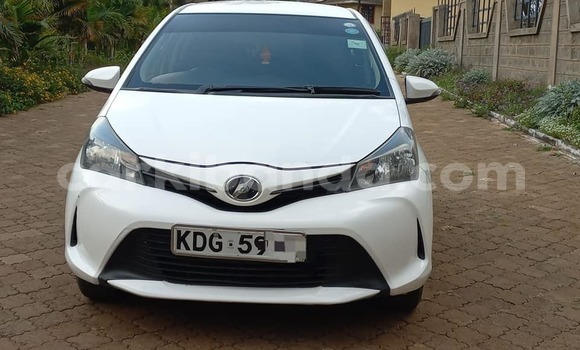 Acheter Occasion Voiture Toyota Vitz Blanc à Arua, Ouganda Acheter Occasion Voiture Toyota Vitz Blanc à Arua, Ouganda