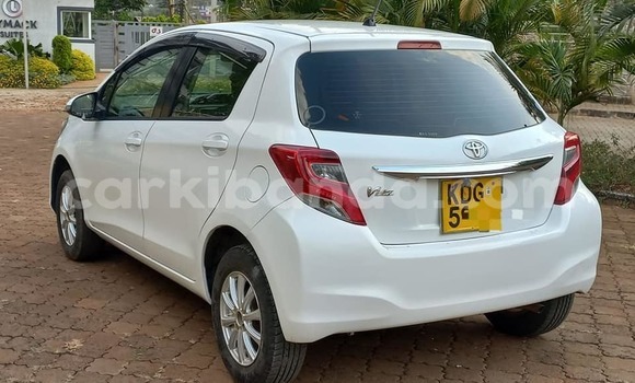 Acheter Occasion Voiture Toyota Vitz Blanc à Arua, Ouganda Acheter Occasion Voiture Toyota Vitz Blanc à Arua, Ouganda