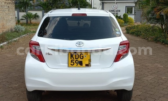 Acheter Occasion Voiture Toyota Vitz Blanc à Arua, Ouganda Acheter Occasion Voiture Toyota Vitz Blanc à Arua, Ouganda