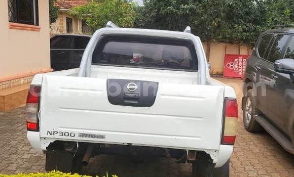 Acheter Occasion Voiture Nissan NP 300 Blanc à Kampala, Ouganda