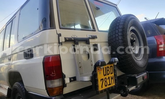 Buy Used Toyota Land Cruiser White Car in Bugiri in Eastern Buy Used Toyota Land Cruiser White Car in Bugiri in Eastern