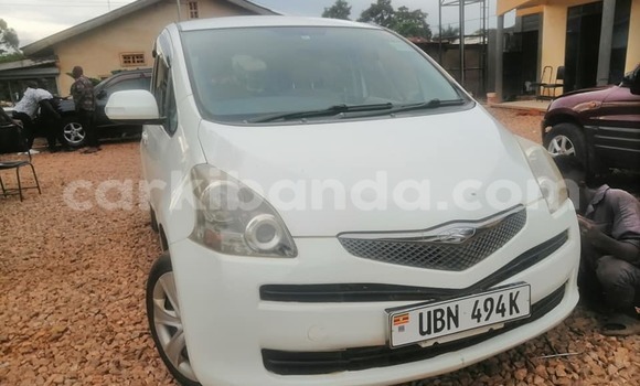 Buy Used Toyota Ractis White Car in Bugiri in Eastern