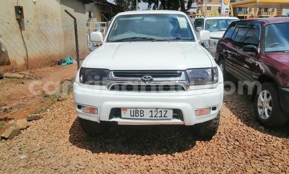 Gura Yakoze Toyota Hilux White Imodoka i Bugiri mu Eastern