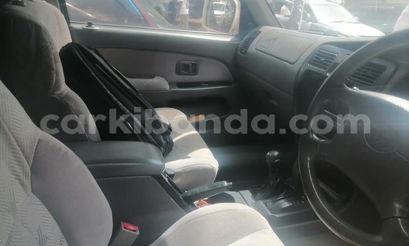 Gura Yakoze Toyota Hilux White Imodoka i Bugiri mu Eastern Gura Yakoze Toyota Hilux White Imodoka i Bugiri mu Eastern