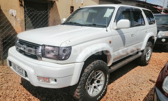 Gura Yakoze Toyota Hilux White Imodoka i Bugiri mu Eastern Gura Yakoze Toyota Hilux White Imodoka i Bugiri mu Eastern