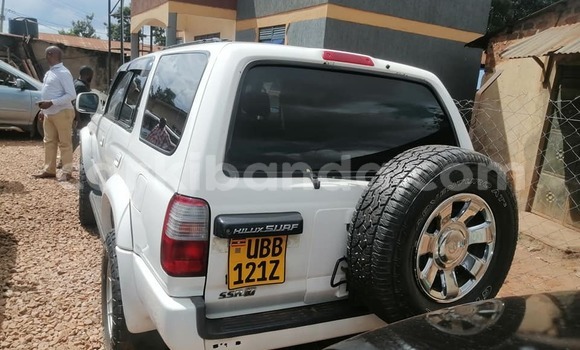 Gura Yakoze Toyota Hilux White Imodoka i Bugiri mu Eastern Gura Yakoze Toyota Hilux White Imodoka i Bugiri mu Eastern