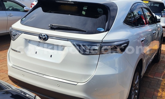 Acheter Import Voiture Toyota Harrier Blanc à Kampala, Ouganda Acheter Import Voiture Toyota Harrier Blanc à Kampala, Ouganda