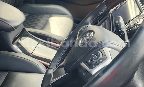 Acheter Import Voiture Toyota Harrier Blanc à Kampala, Ouganda Acheter Import Voiture Toyota Harrier Blanc à Kampala, Ouganda