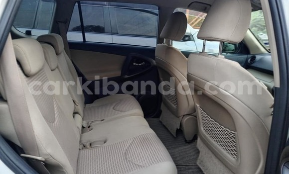 Acheter Occasion Voiture Toyota Vanguard Blanc à Arua, Ouganda Acheter Occasion Voiture Toyota Vanguard Blanc à Arua, Ouganda
