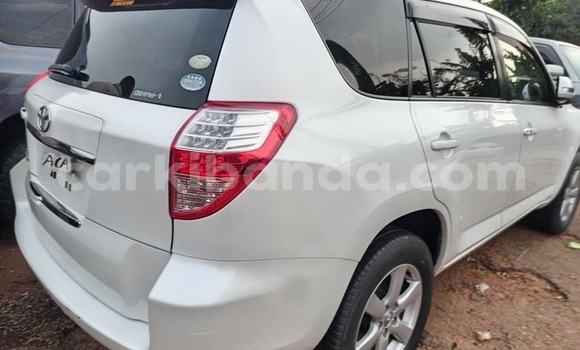 Acheter Occasion Voiture Toyota Vanguard Blanc à Arua, Ouganda Acheter Occasion Voiture Toyota Vanguard Blanc à Arua, Ouganda