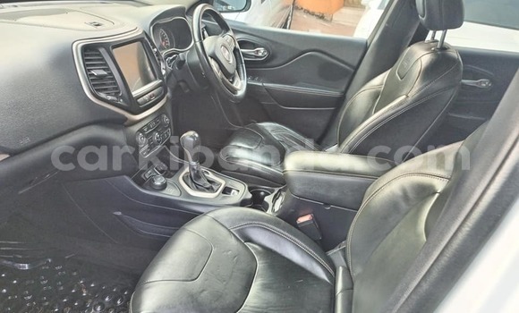 Acheter Occasion Voiture Jeep Cherokee Blanc à Bombo, Central Acheter Occasion Voiture Jeep Cherokee Blanc à Bombo, Central