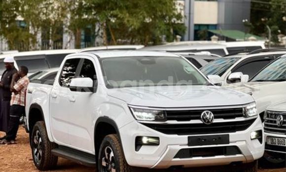 Gura Yakoze Volkswagen Amarok White Imodoka i Kampala mu Uganda