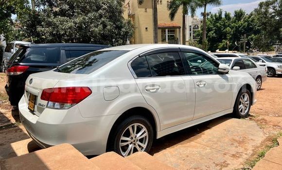Acheter Occasion Voiture Toyota Allion Blanc à Kampala, Ouganda Acheter Occasion Voiture Toyota Allion Blanc à Kampala, Ouganda