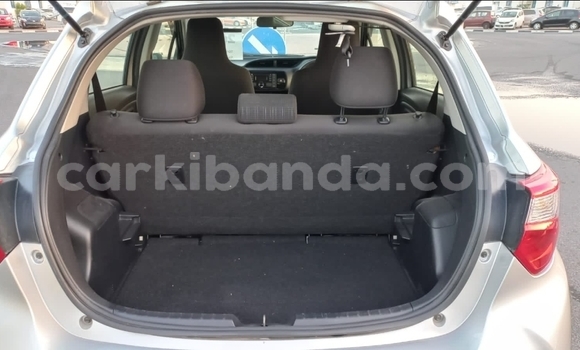 Gura Yakoze Toyota Vitz Silver Imodoka i Kampala mu Uganda