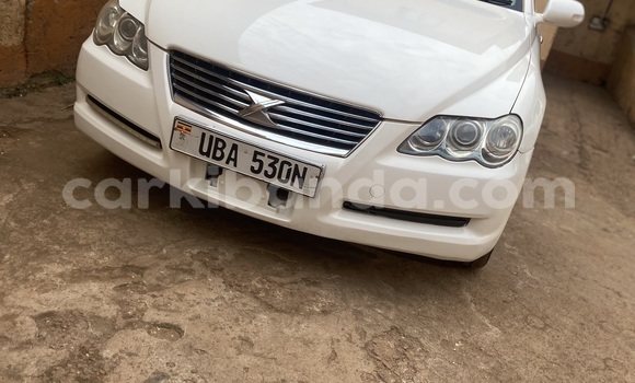 Gura Yakoze Toyota Mark X White Imodoka i Kampala mu Uganda
