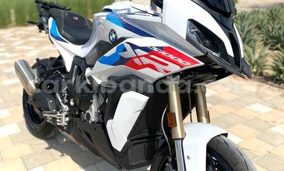 Gura Yakoze BMW S 1000 White Bike i Kampala mu Uganda