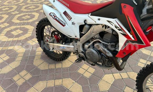 Gura Yakoze Honda CRF Red Bike i Kampala mu Uganda