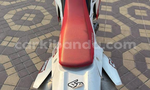 Gura Yakoze Honda CRF Red Bike i Kampala mu Uganda Gura Yakoze Honda CRF Red Bike i Kampala mu Uganda