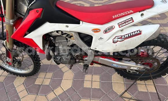 Gura Yakoze Honda CRF Red Bike i Kampala mu Uganda Gura Yakoze Honda CRF Red Bike i Kampala mu Uganda