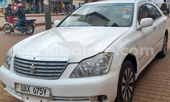 Acheter Occasion Voiture Toyota Crown Blanc à Kampala, Ouganda Acheter Occasion Voiture Toyota Crown Blanc à Kampala, Ouganda