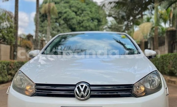 Gura Yakoze Volkswagen Golf White Imodoka i Bugembe mu Eastern
