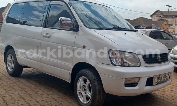 Gura Yakoze Toyota Noah White Imodoka i Bugembe mu Eastern
