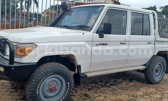 Gura Yakoze Toyota Land Cruiser Prado White Imodoka i Bugiri mu Eastern