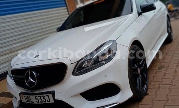 Gura Yakoze Mercedes‒Benz E–Class White Imodoka i Bugiri mu Eastern