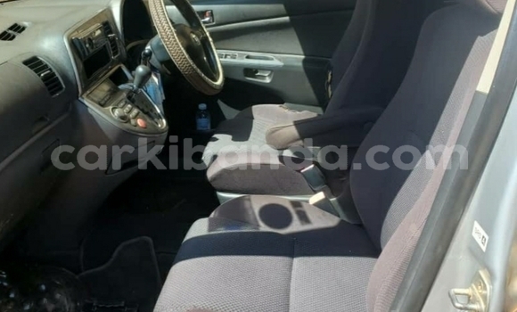 Gura Yakoze Toyota Wish Silver Imodoka i Kampala mu Uganda