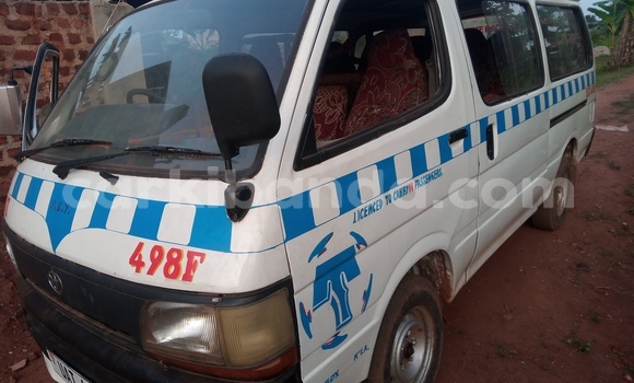 Nunua Ilio tumika Toyota Hiace Nyeupe Gari ndani ya Kampala nchini Uganda