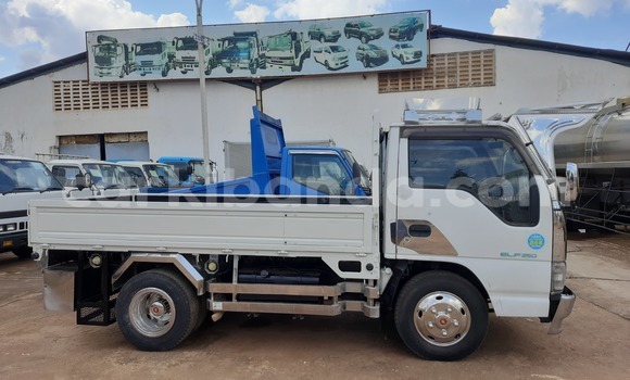 Nunua Imported Isuzu Bighorn Nyeupe Lori ndani ya Kampala nchini Uganda Nunua Imported Isuzu Bighorn Nyeupe Lori ndani ya Kampala nchini Uganda