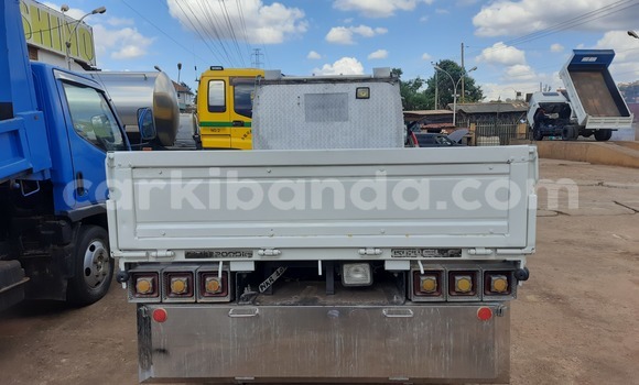 Nunua Imported Isuzu Bighorn Nyeupe Lori ndani ya Kampala nchini Uganda Nunua Imported Isuzu Bighorn Nyeupe Lori ndani ya Kampala nchini Uganda