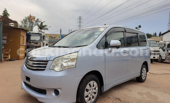 Nunua Imported Toyota Noah Bluu Gari ndani ya Kampala nchini Uganda Nunua Imported Toyota Noah Bluu Gari ndani ya Kampala nchini Uganda