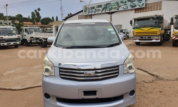 Nunua Imported Toyota Noah Bluu Gari ndani ya Kampala nchini Uganda Nunua Imported Toyota Noah Bluu Gari ndani ya Kampala nchini Uganda