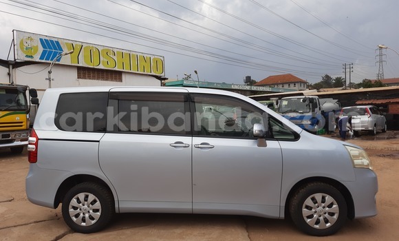 Nunua Imported Toyota Noah Bluu Gari ndani ya Kampala nchini Uganda Nunua Imported Toyota Noah Bluu Gari ndani ya Kampala nchini Uganda