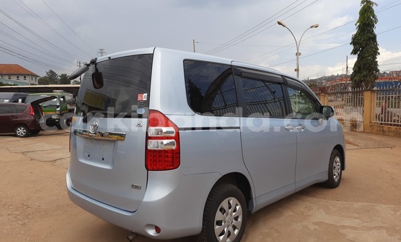 Nunua Imported Toyota Noah Bluu Gari ndani ya Kampala nchini Uganda Nunua Imported Toyota Noah Bluu Gari ndani ya Kampala nchini Uganda