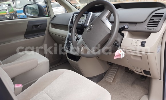 Nunua Imported Toyota Noah Bluu Gari ndani ya Kampala nchini Uganda Nunua Imported Toyota Noah Bluu Gari ndani ya Kampala nchini Uganda