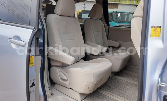 Nunua Imported Toyota Noah Bluu Gari ndani ya Kampala nchini Uganda Nunua Imported Toyota Noah Bluu Gari ndani ya Kampala nchini Uganda