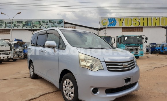 Nunua Imported Toyota Noah Bluu Gari ndani ya Kampala nchini Uganda Nunua Imported Toyota Noah Bluu Gari ndani ya Kampala nchini Uganda