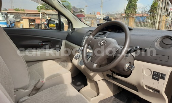 Acheter Import Voiture Toyota Passo Sette Gris à Kampala, Ouganda Acheter Import Voiture Toyota Passo Sette Gris à Kampala, Ouganda