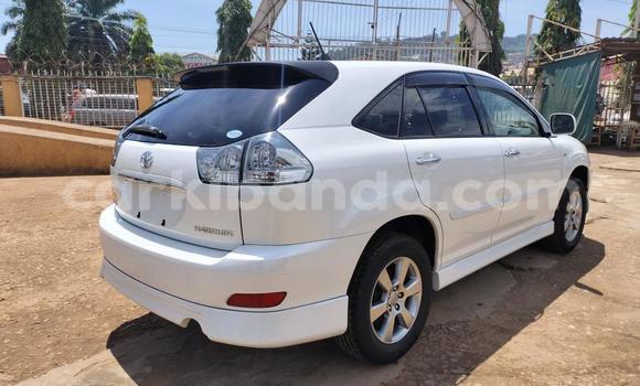 Acheter Import Voiture Toyota Harrier Blanc à Kampala, Ouganda Acheter Import Voiture Toyota Harrier Blanc à Kampala, Ouganda