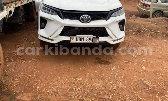 Nunua Ilio tumika Toyota Fortuner Nyeupe Gari ndani ya Bombo nchini Kati